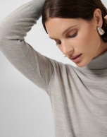 Jersey cuello cisne en punto fino de lana gris