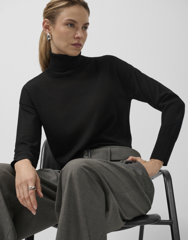 Jersey cuello cisne en punto fino de lana negro