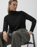 Jersey cuello cisne en punto fino de lana negro