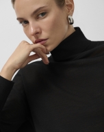 Jersey cuello cisne en punto fino de lana negro