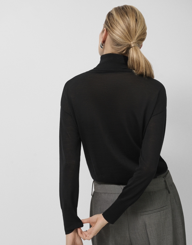 Jersey cuello cisne en punto fino de lana negro
