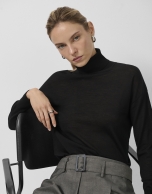 Jersey cuello cisne en punto fino de lana negro