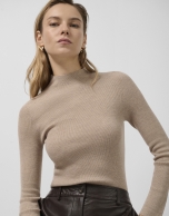 Jersey cuello cisne lana y seda beige con lúrex