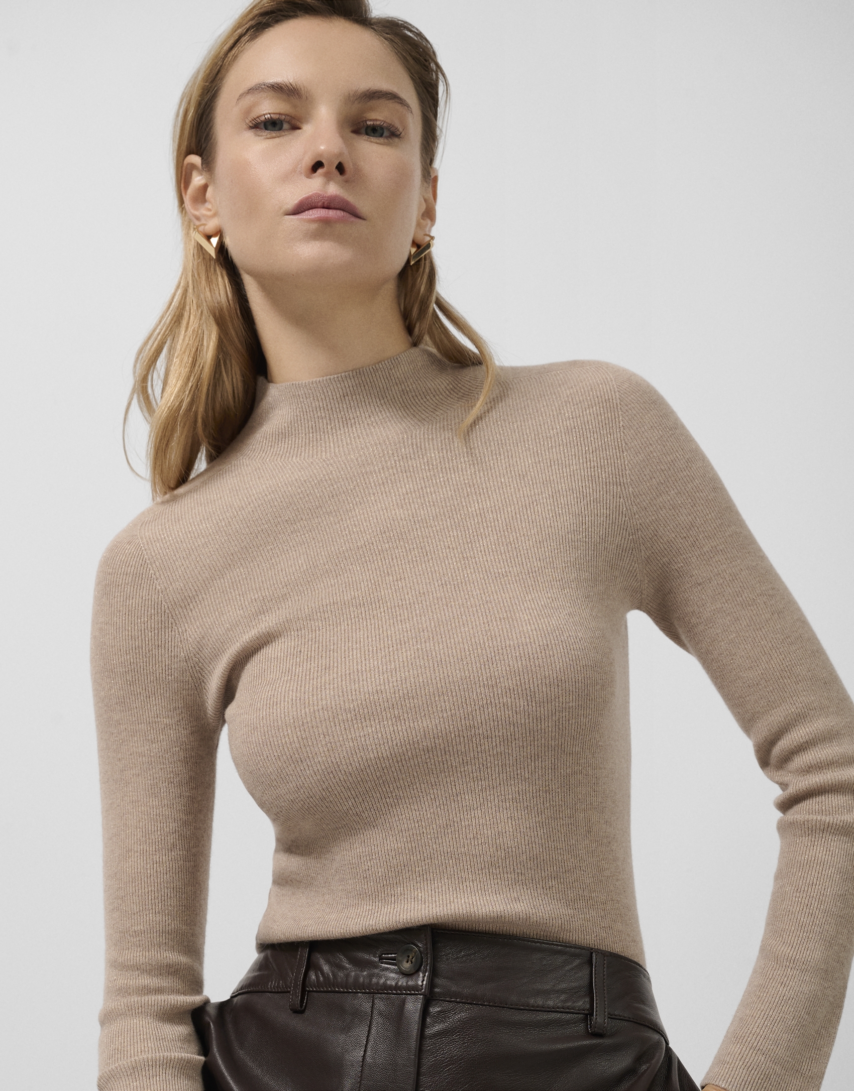 Jersey cuello cisne lana y seda beige con lúrex