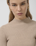 Jersey cuello cisne lana y seda beige con lúrex