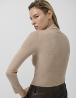 Jersey cuello cisne lana y seda beige con lúrex