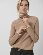 Jersey cuello chimenea doble remate cámel
