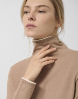 Jersey cuello chimenea doble remate cámel