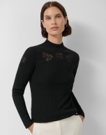 Jersey canalé punto fino negro con flores de encaje bordadas