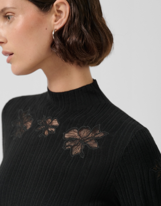 Jersey canalé punto fino negro con flores de encaje bordadas