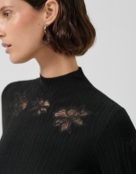 Jersey canalé punto fino negro con flores de encaje bordadas
