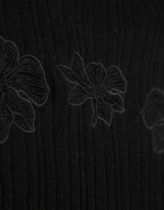 Jersey canalé punto fino negro con flores de encaje bordadas