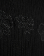 Jersey canalé punto fino negro con flores de encaje bordadas