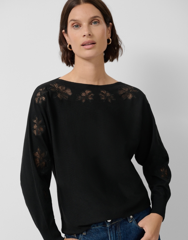 Jersey punto fino negro con flores de encaje bordadas en mangas