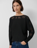 Jersey punto fino negro con flores de encaje bordadas en mangas