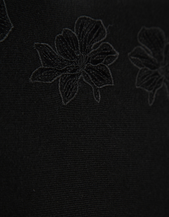 Jersey punto fino negro con flores de encaje bordadas en mangas
