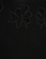 Jersey punto fino negro con flores de encaje bordadas en mangas