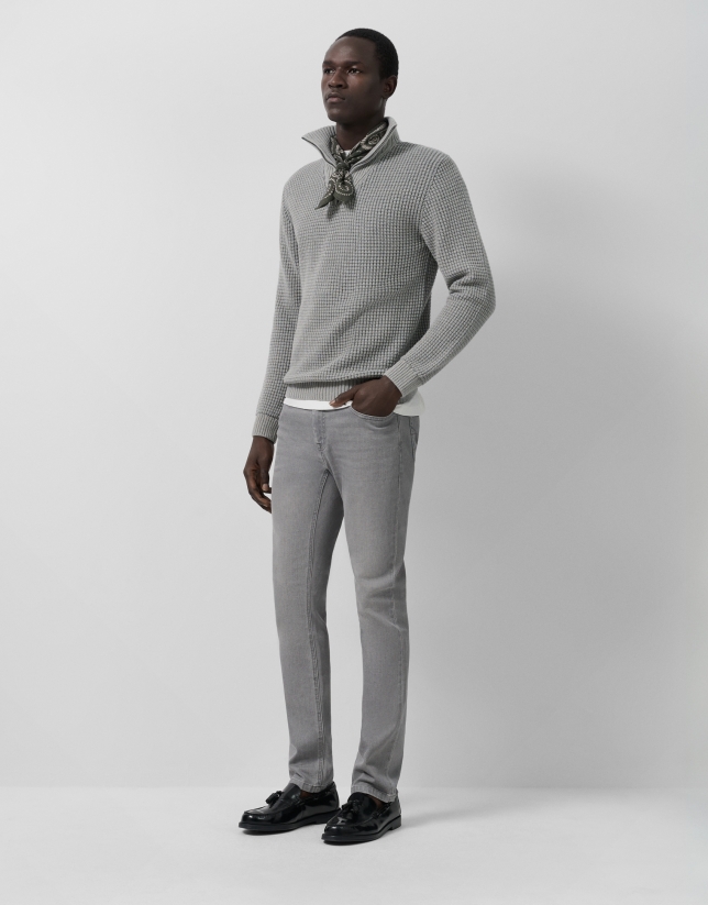 Pantalón denim hombre slim gris