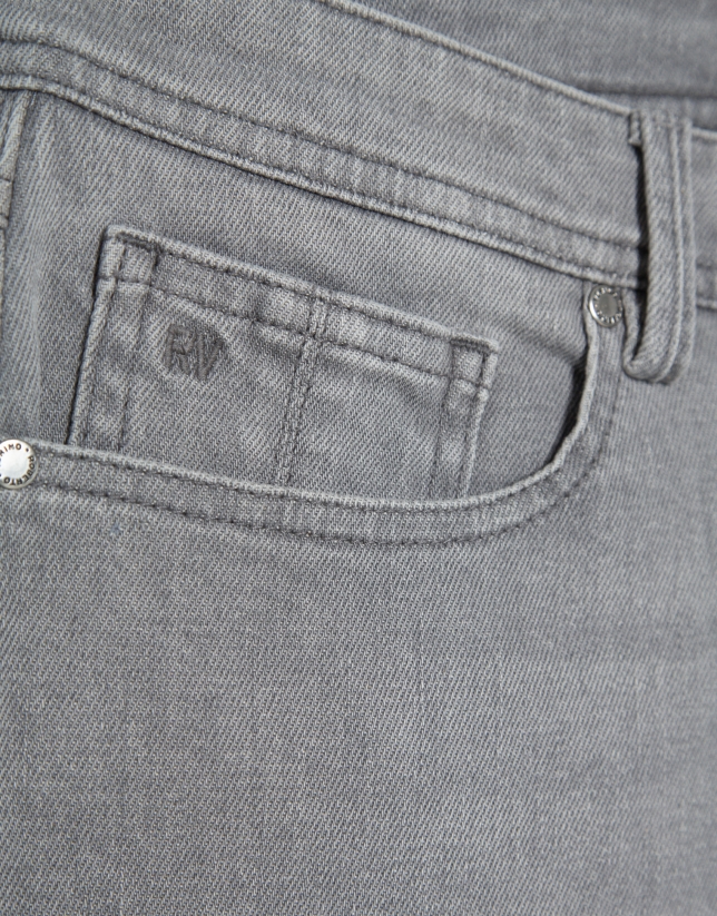 Pantalón denim hombre slim gris