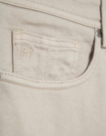 Pantalón cinco bolsillos sarga tintada beige