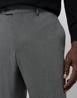 Pantalón pata de gallo gris
