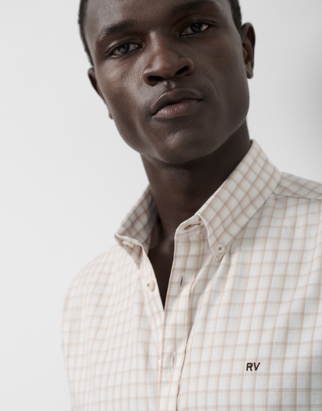 Regular fit sport shirt in sand-toned checks