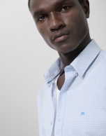 Camisa sport slim blanca estampado azul