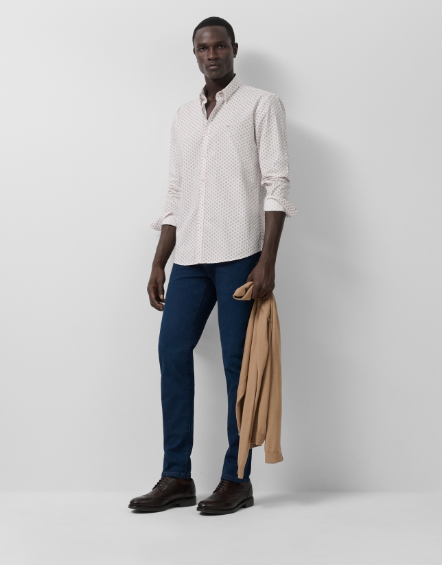 Camisa sport slim blanca estampado geométrico camel