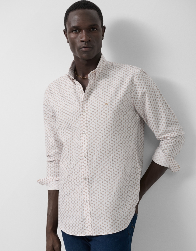 Camisa sport slim blanca estampado geométrico camel
