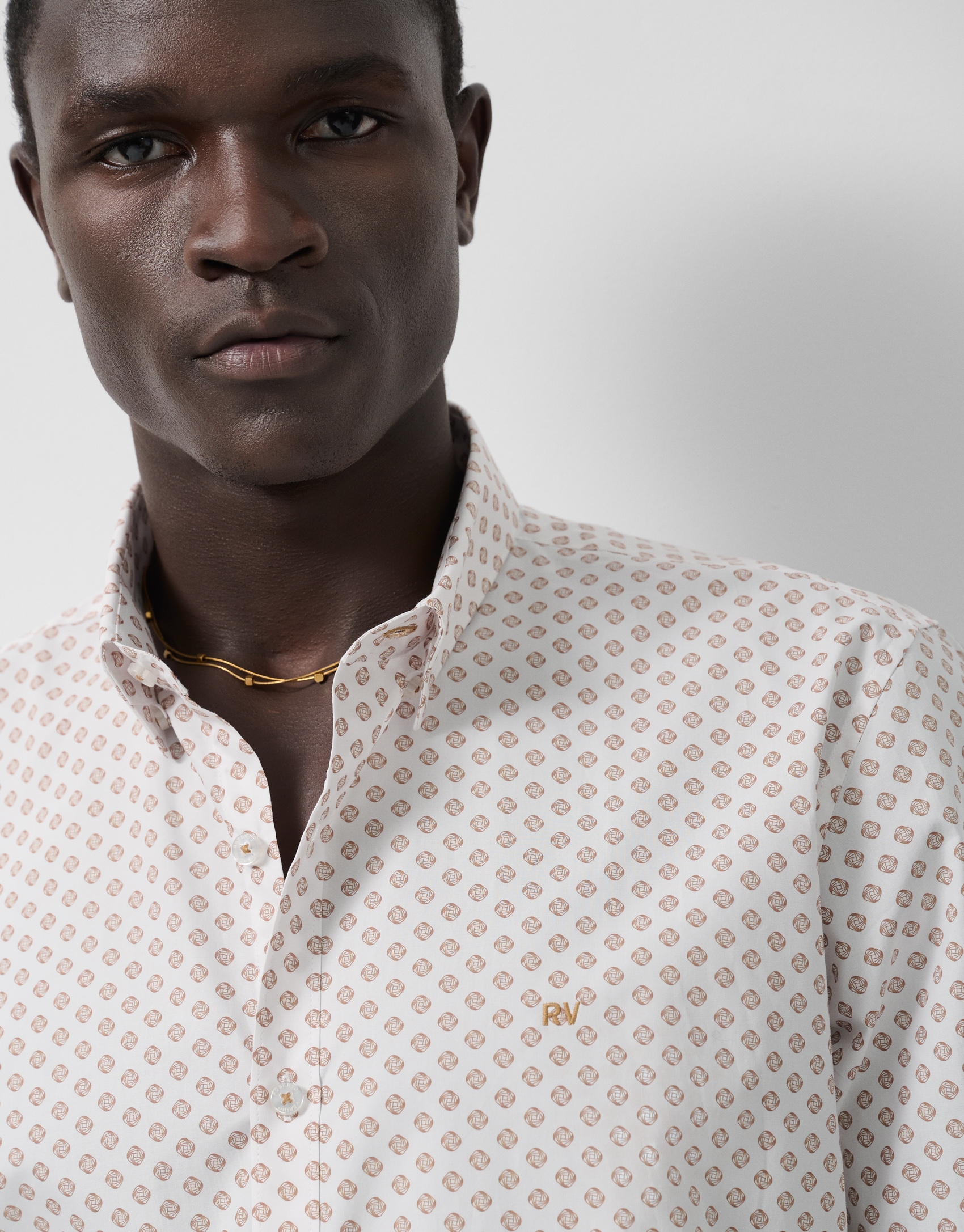 Camisa sport slim blanca estampado geométrico camel