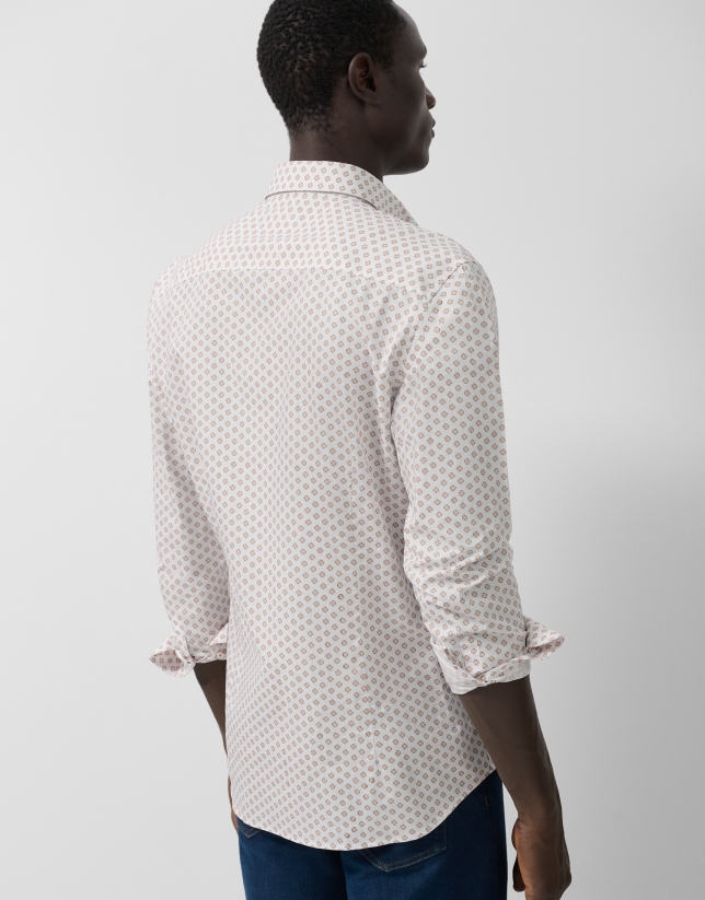 Camisa sport slim blanca estampado geométrico camel