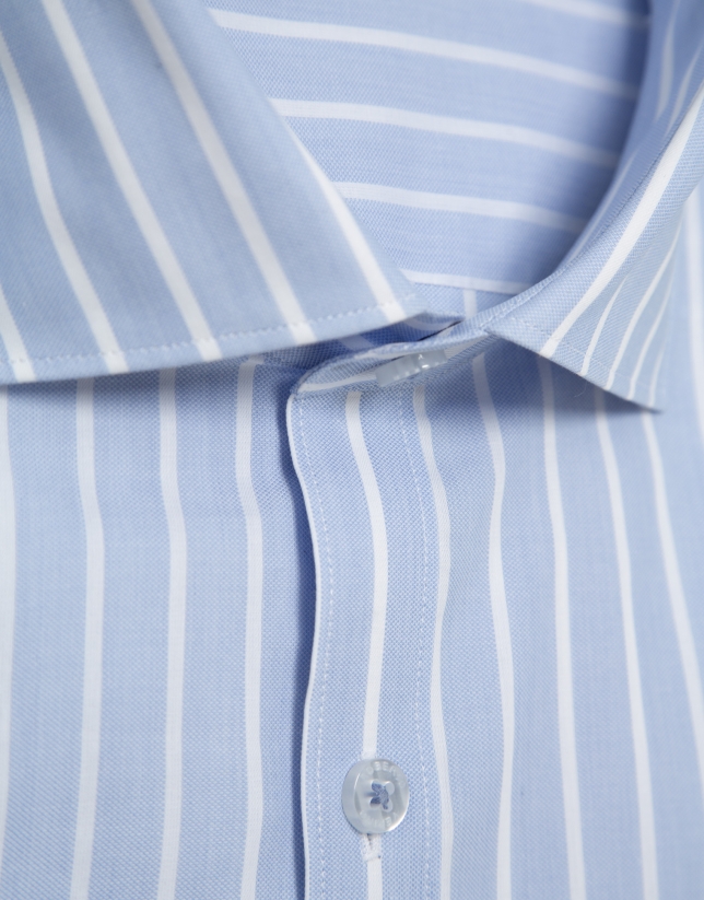 Regular fit sport shirt with light blue/white stripes