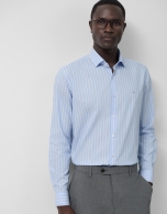 Regular fit sport shirt with light blue/white stripes