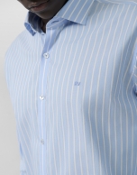 Regular fit sport shirt with light blue/white stripes