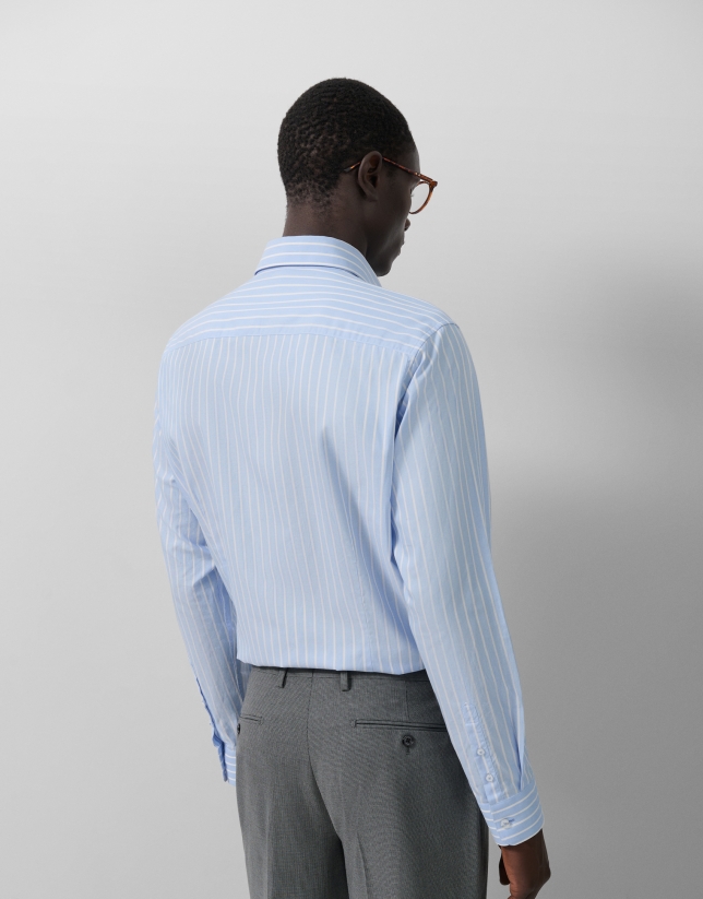 Regular fit sport shirt with light blue/white stripes