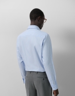 Regular fit sport shirt with light blue/white stripes