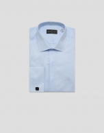 Camisa vestir slim celeste pu&ntilde;o gemelo