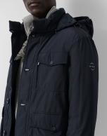 Parka t&eacute;cnica azul marino cuatro bolsillos