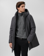Trench largo técnico acolchado color gris oscuro