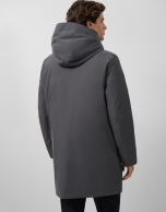 Trench largo técnico acolchado color gris oscuro