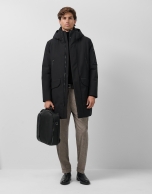 Trench largo t&eacute;cnico acolchado color negro