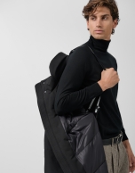 Trench largo t&eacute;cnico acolchado color negro