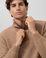 Jersey cuello envolvente color camel