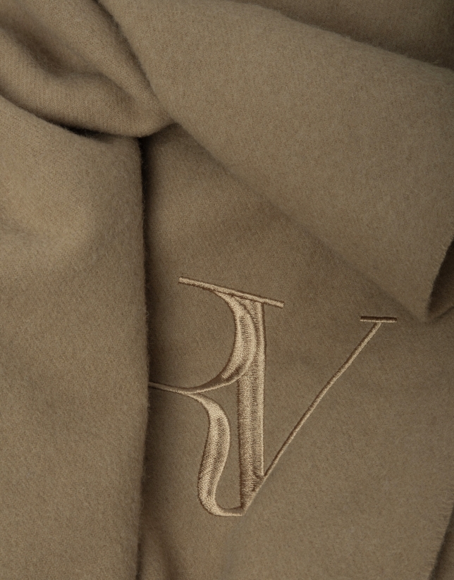 Maxi wrap-around scarf in camel melange wool