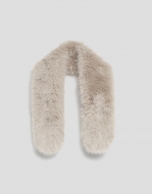 Short beige fur effect scarf