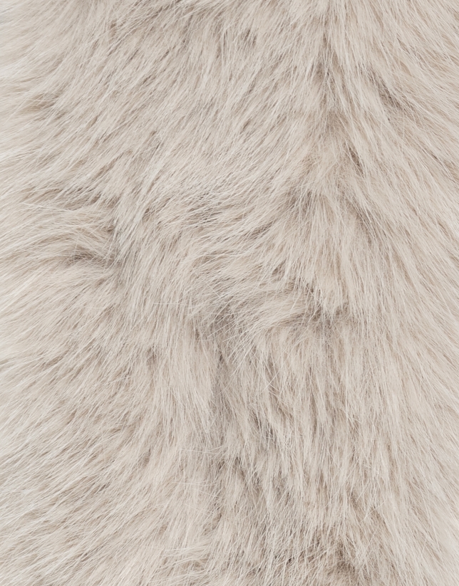 Short beige fur effect scarf