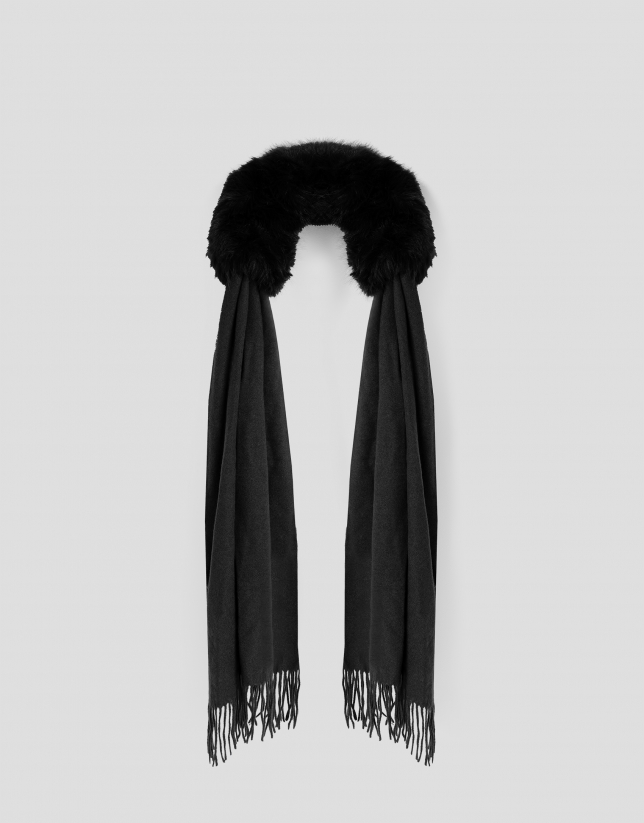 Fular negro combinado con cuello suave a tono
