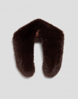 Rounded neck with brown fur effect
