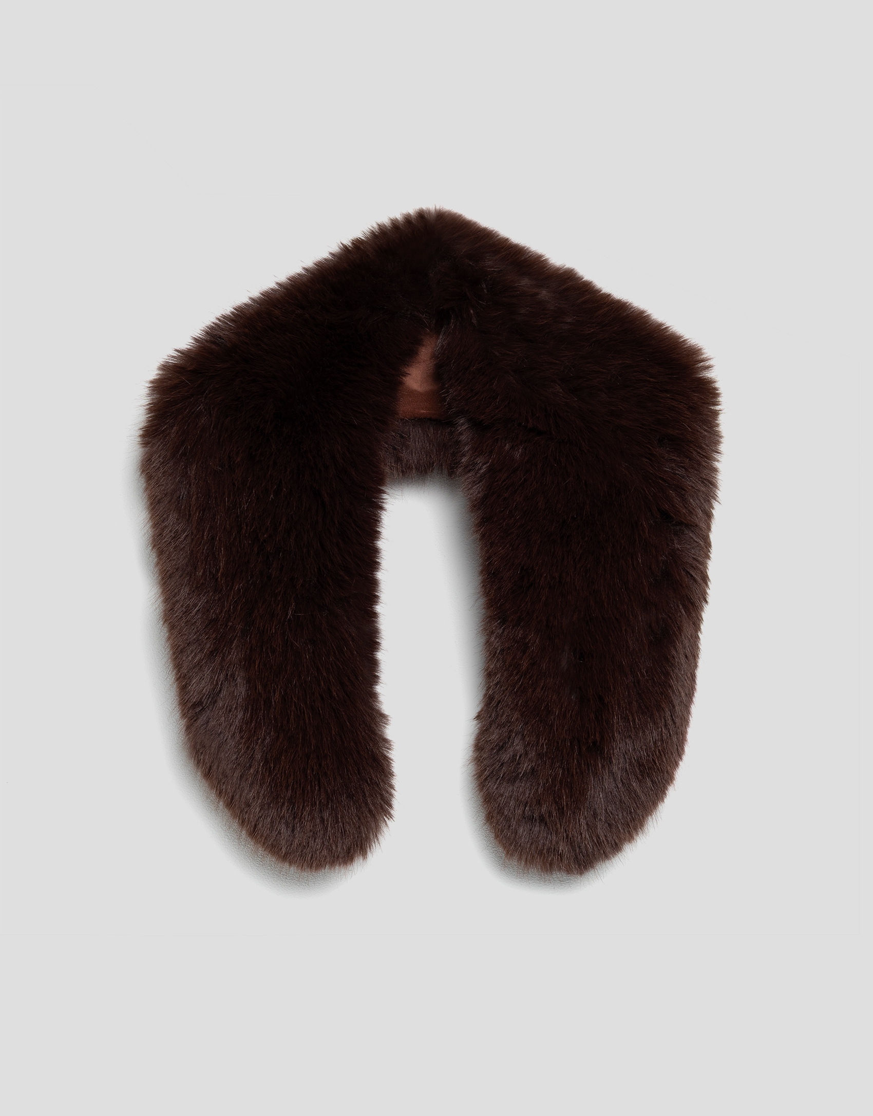 Rounded neck with brown fur effect