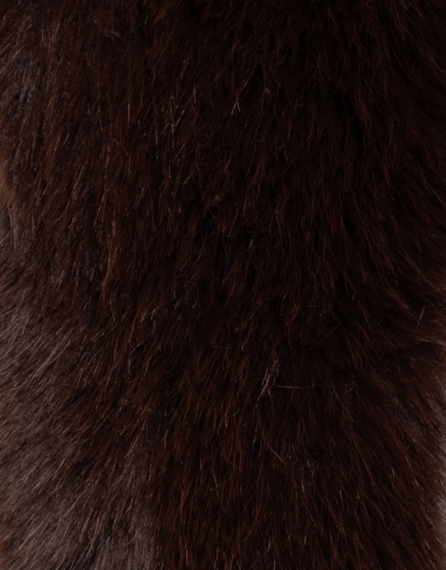 Rounded neck with brown fur effect